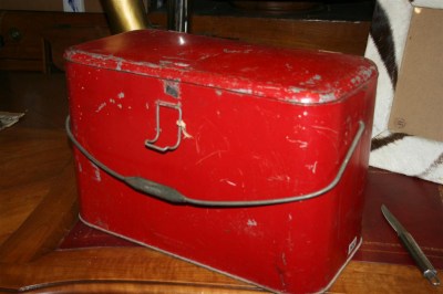 Ghiacciaia picnic in metallo rossa